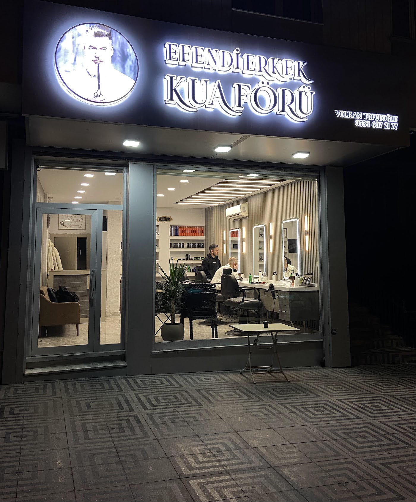 Efendi Erkek Kuaförü — gece cephesi, ışıklı tabela