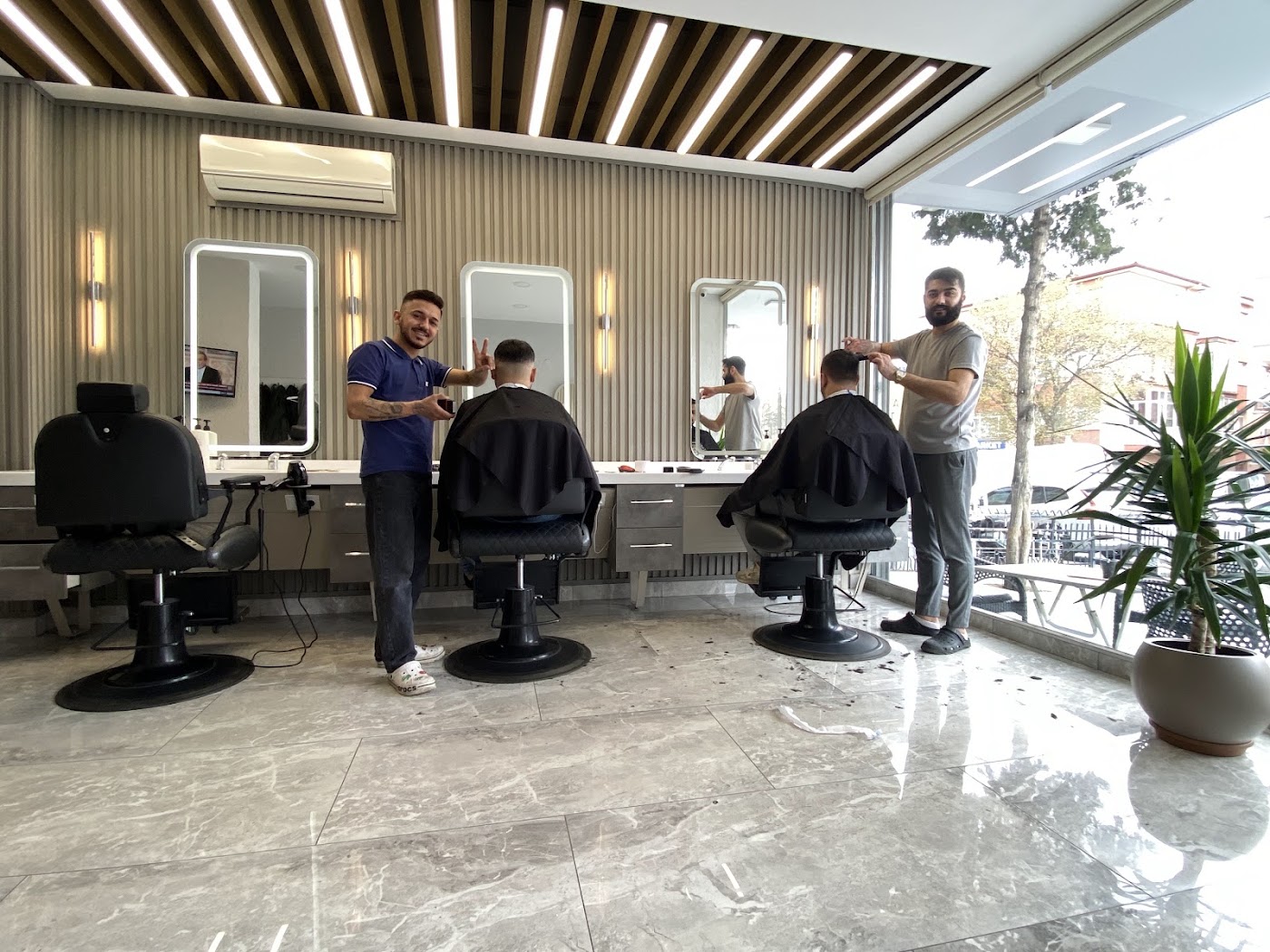 Efendi Erkek Kuaförü salon içi — ahşap tavan, LED aynalar