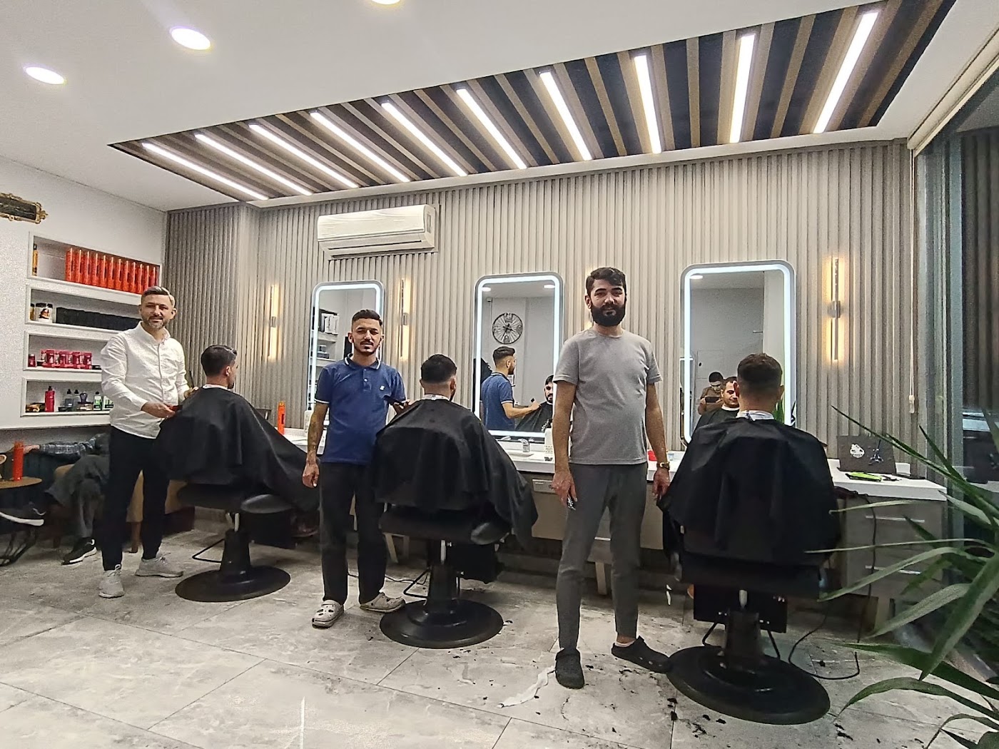 Salon içi — berber koltukları ve ustalar